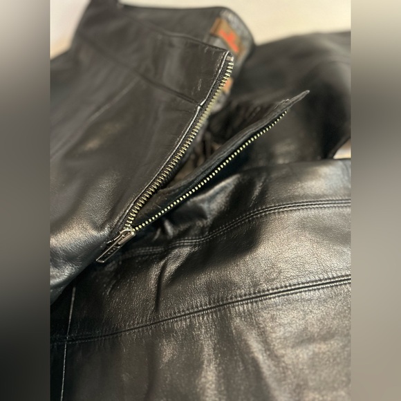ISO Danier Black Leather Cropped Straight-Leg Pants with Zipper Detail - Size 8 - Picture 15 of 15